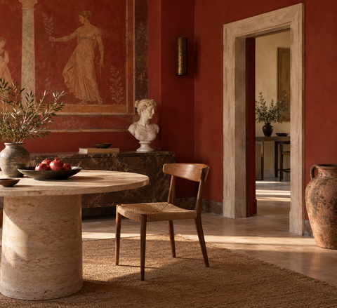 Salon peint en rouge pompeien avec fresque, travertin et poterie en terre cuite