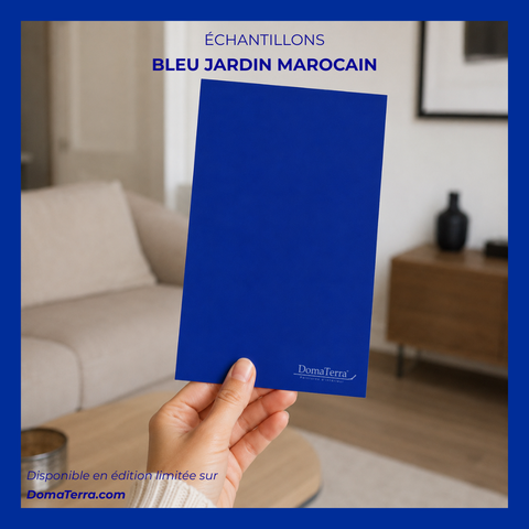 Échantillon carte teinte Bleu Jardin Marocain DomaTerra tenu devant un mur de salon, peinture biosourcée alternative au Bleu Majorelle